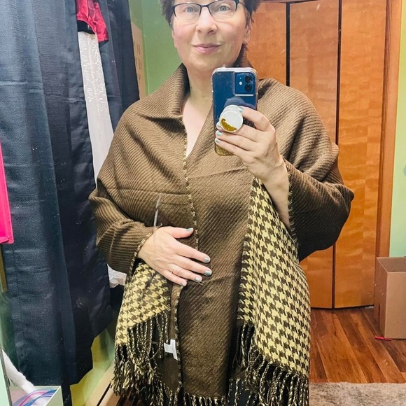 Super Comfy Wrap in Neutral Colors to go with Everything - Picture 2 of 2